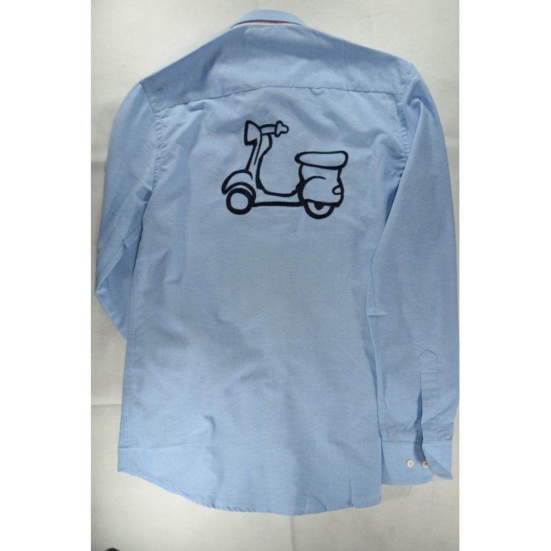 Camisa celeste Oxford vespa en espalda 3 Camisa celeste Oxford vespa en espalda - Imagen 3